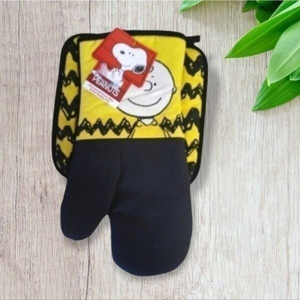 Peanuts Charlie Brown Printed Oven Mitt And Potholder Set NWT Gifts Yellow Black